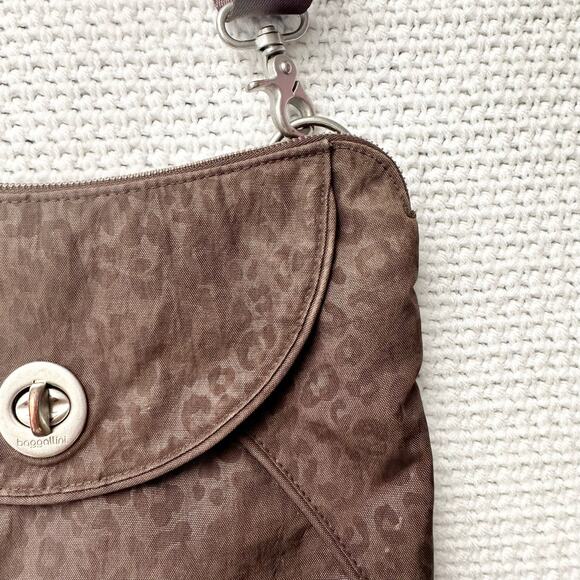 Baggalini Rio Brown Cheetah Crossbody Turnlock Flap Water Resistant Nylon Bag - Picture 6 of 9
